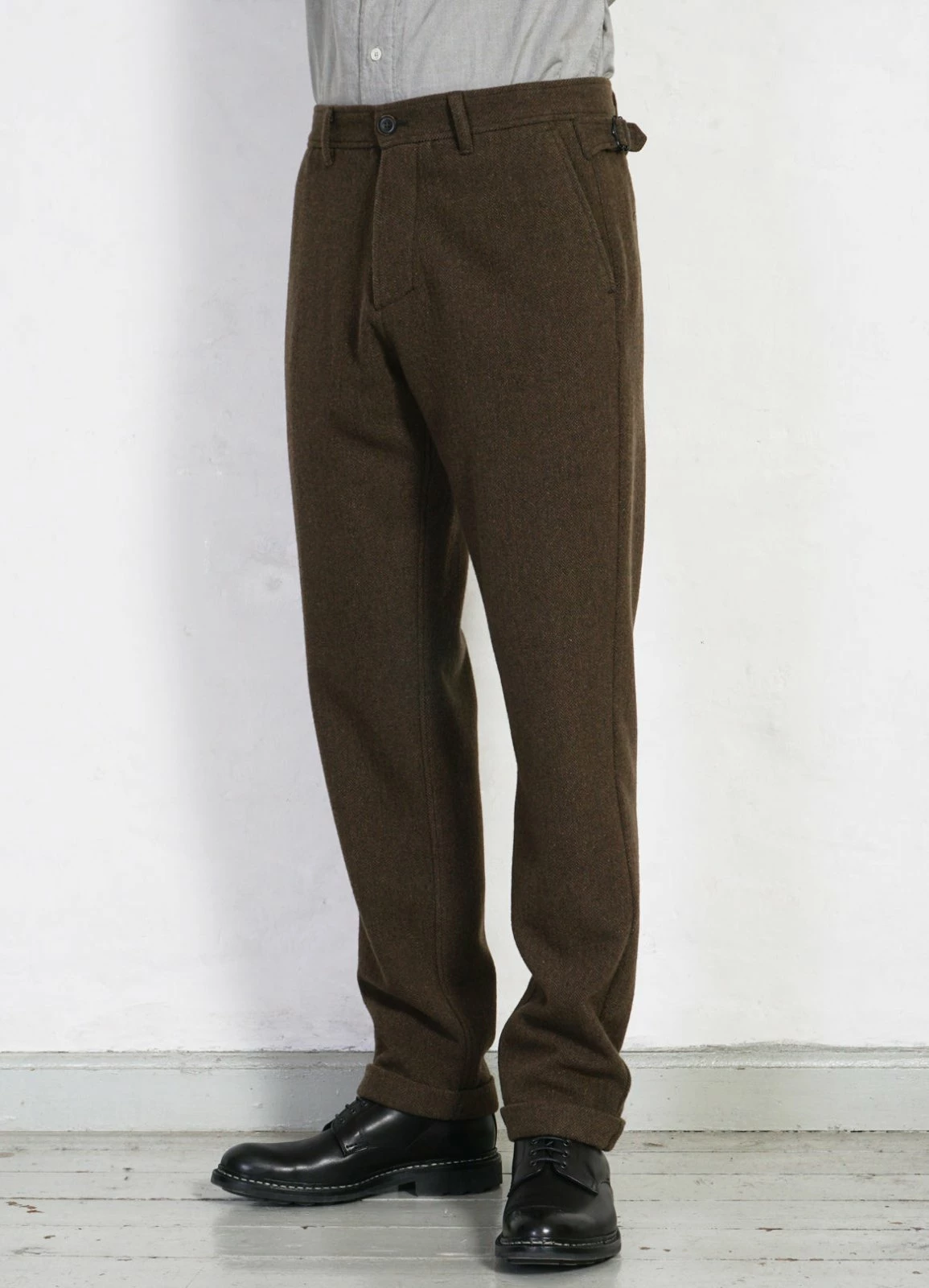 HANSEN GARMENTS FINN | Side Buckle Regular Trousers | Brown Herringbone - Image 2